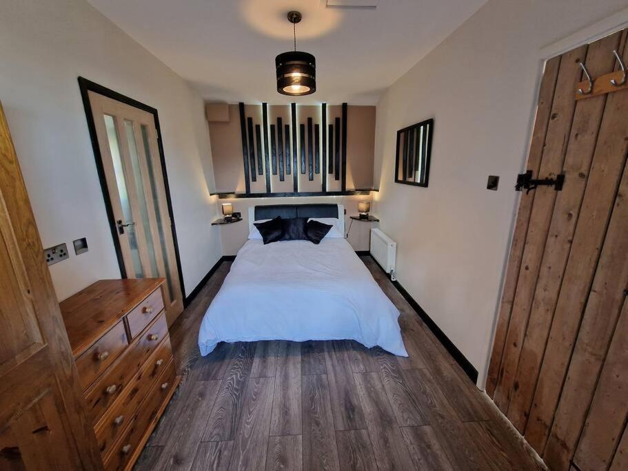 Swallows Nest Guest House - With Hot Tub アバーガベニー エクステリア 写真