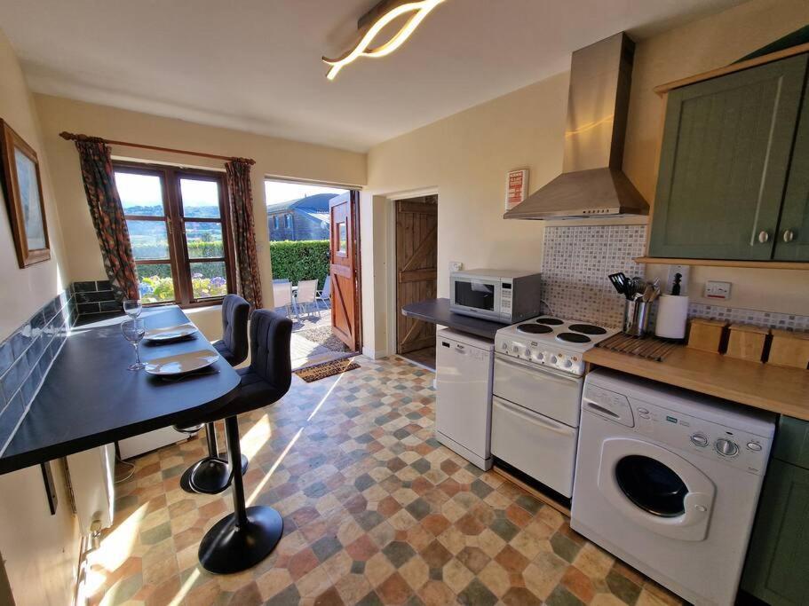 Swallows Nest Guest House - With Hot Tub アバーガベニー エクステリア 写真