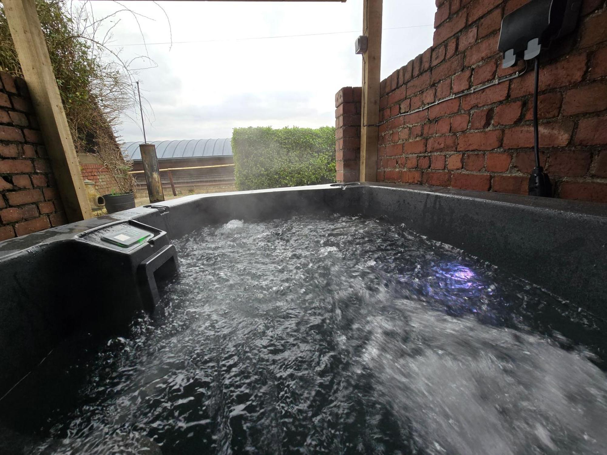 Swallows Nest Guest House - With Hot Tub アバーガベニー エクステリア 写真